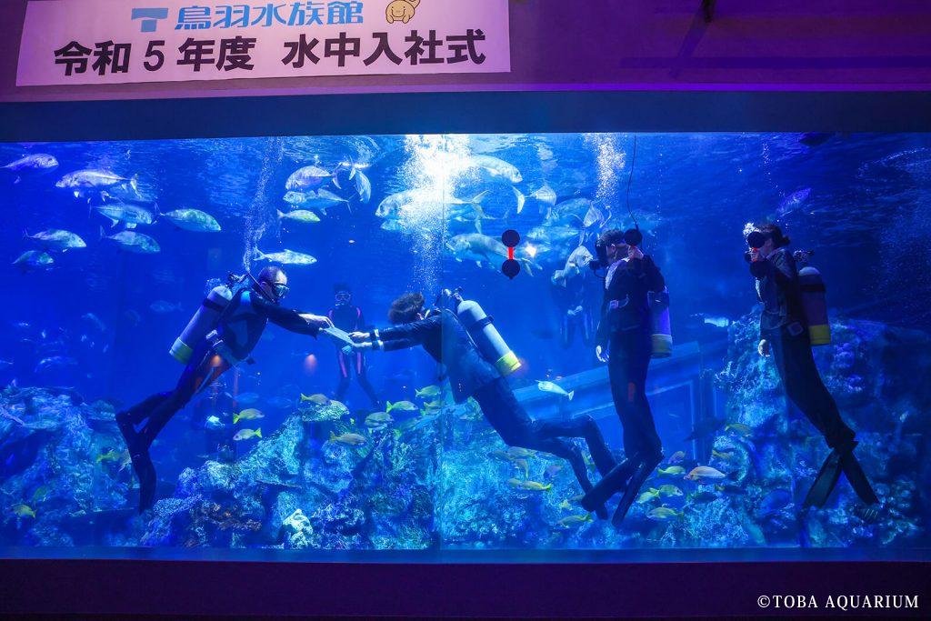 辞令を受け取る